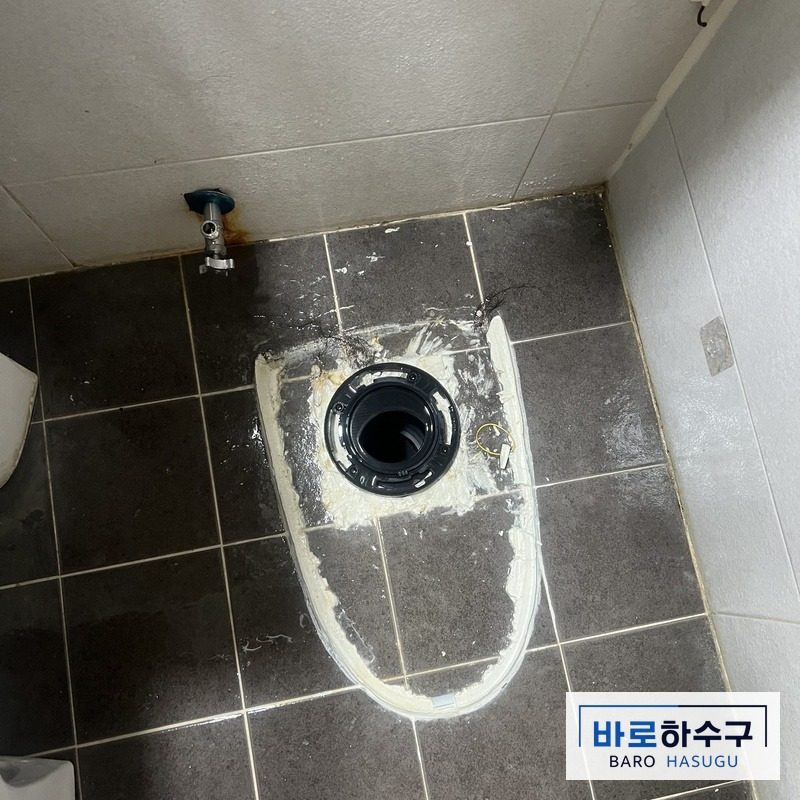 변기막힘 작업 전, 변기를 탈거해 배관 입구가 드러난 화장실 (안양 현장)